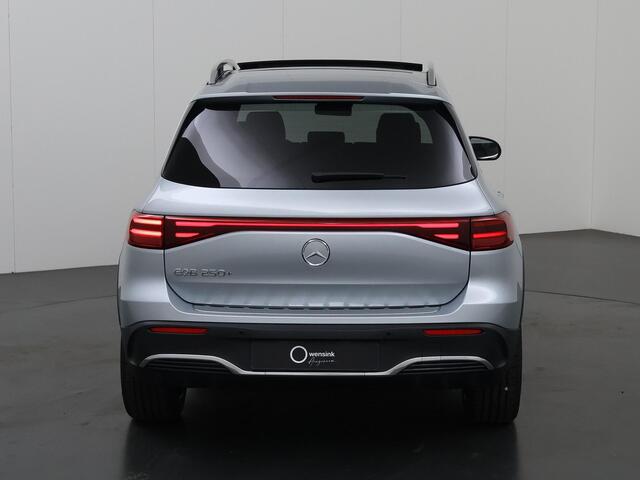 Mercedes-Benz EQB 250+ AMG Line 71 kWh | Panoramaschuifdak | Head-up display | Keyless go | Verstelbare demping| Smartphone-integratie |