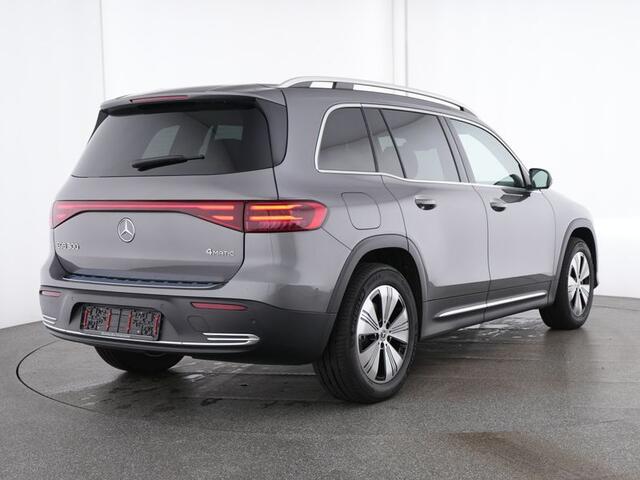 Mercedes-Benz EQB 300 4MATIC Luxury Line 67 kWh Trekhaak | Panorama Schuif-Kanteldak | Rijassistentiepakket | 360°-Camera | Sfeerverlichting | Stuur en Stoelverwarming. Inclusief 24 maanden MB Certified garantie voor Europa.