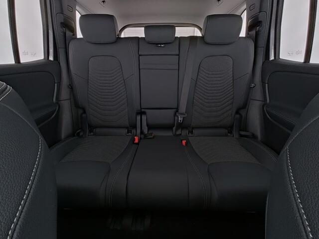 Mercedes-Benz EQB 300 4MATIC Luxury Line 67 kWh Trekhaak | Panorama Schuif-Kanteldak | Rijassistentiepakket | 360°-Camera | Sfeerverlichting | Stuur en Stoelverwarming. Inclusief 24 maanden MB Certified garantie voor Europa.