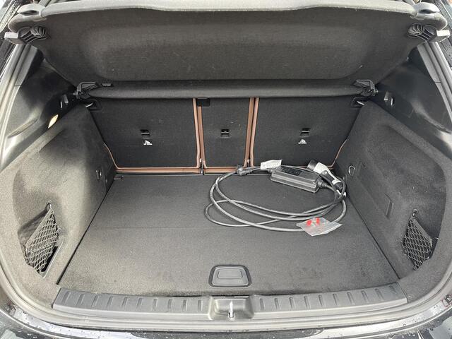 Mercedes-Benz GLA-KLASSE 250 e AMG Line 20"/Trekhaak/Leder/Burmester/Apdatieve cruise/Sfeerverlichting/Stoelverwarming/Camera/Elektrische klep