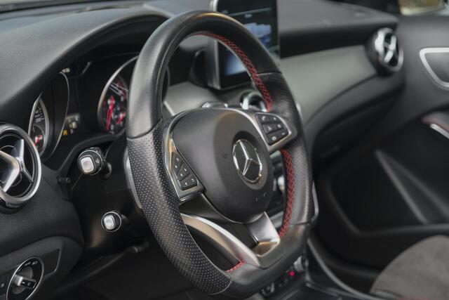 Mercedes-Benz GLA-KLASSE GLA180 AMG 122pk Panoramadak Night pakket Climate control Cruise control Trekhaak 19" LMV