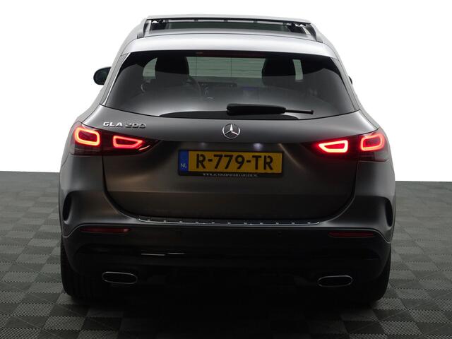 Mercedes-Benz GLA-KLASSE 200 AMG Night Edition Aut- Panodak I Leer I Widescreen I Sfeerverlichting I Matt grey