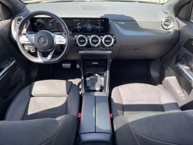 Mercedes-Benz GLA-KLASSE 250 e AMG Line 19"/Panoramadak/Trekhaak/Dodehoek/Adaptieve cruise/360 camera/Keyless/Matrix LED/Stoelverwarming/Apple Carplay & Android Auto