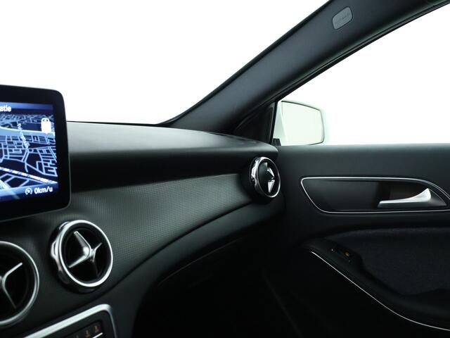 Mercedes-Benz GLA-KLASSE 180 Business Solution | Dual Climate Control | Camera | Parkeersensoren | Navigatie | Stoelverwarming | Inclusief 24 maanden MB Certified garantie voor Europa.