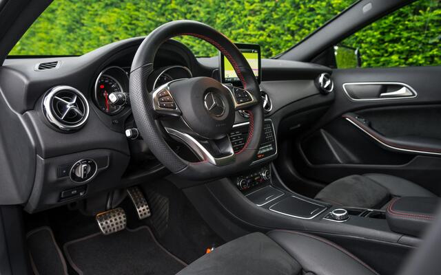 Mercedes-Benz GLA-KLASSE 180 AMG Night Upgrade | Panorama | Night | 19" | LED | Camera | Comfort Sleutel