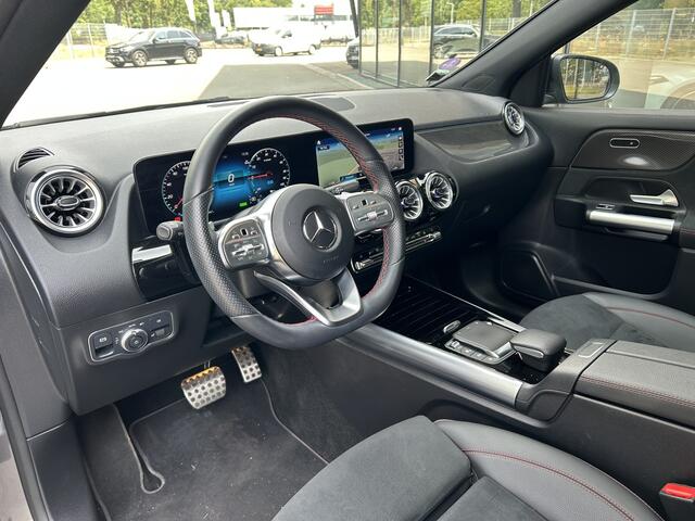 Mercedes-Benz GLA-KLASSE 250 e AMG // Panoramadak // Multi Beam LED // 20" AMG Velgen // Nightpakket // Sfeerverlichting // Camera // Keyless Entry