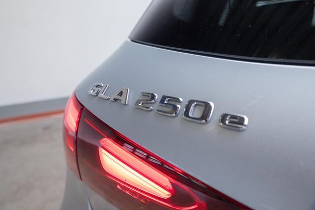 Mercedes-Benz GLA-KLASSE 250 e Business Solution AMG Panorama dak