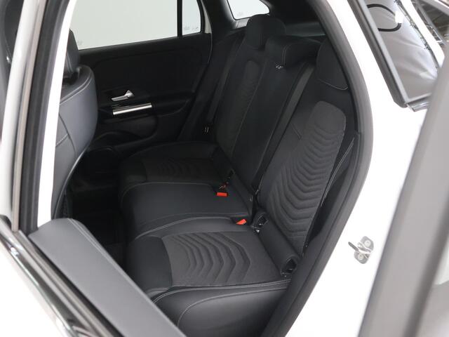 Mercedes-Benz GLA-KLASSE 250 e Star Edition AMG Line | Navigatie | Parkeercamera | Stoelverwarming | Keyless Go |