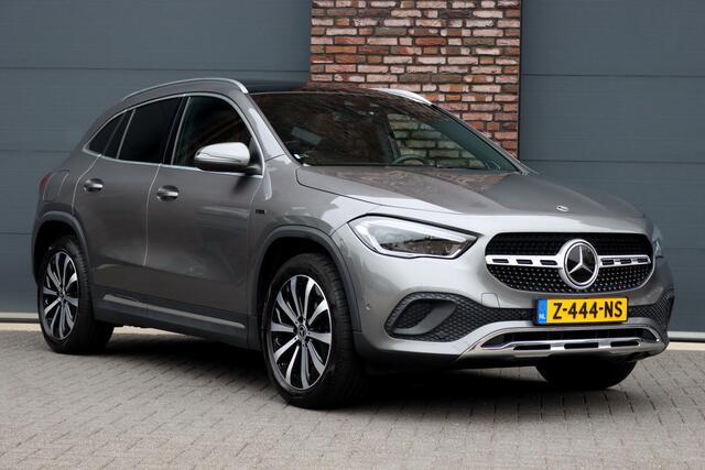 Mercedes-Benz GLA-KLASSE 250 e Business Solution Luxury Limited | Distronic+ | Panoramadak | Trekhaak | Memory | Burmester | Leder | Camera | Augmented Reality | Verwarmd Stuurwiel |