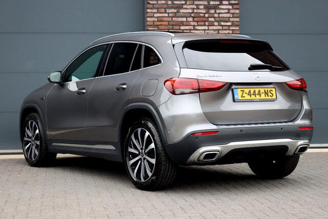 Mercedes-Benz GLA-KLASSE 250 e Business Solution Luxury Limited | Distronic+ | Panoramadak | Trekhaak | Memory | Burmester | Leder | Camera | Augmented Reality | Verwarmd Stuurwiel |