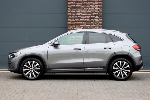 Mercedes-Benz GLA-KLASSE 250 e Business Solution Luxury Limited | Distronic+ | Panoramadak | Trekhaak | Memory | Burmester | Leder | Camera | Augmented Reality | Verwarmd Stuurwiel |