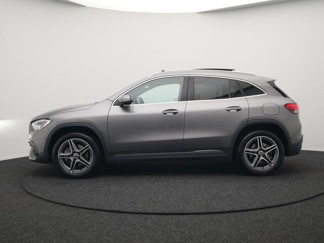 Mercedes-Benz GLA-KLASSE 250 e AMG Line Plug in Hybrid 218pk Dealer O.H | PHEV | Trekhaak af Fabriek | Panodak | Head Up| Adaptive Cruise | Apple Carplay | 360 camera | Sfeeverlichting | Lederen Sportstoelen Verwarmd | Widescreen Display | Navigatie | DAB |
