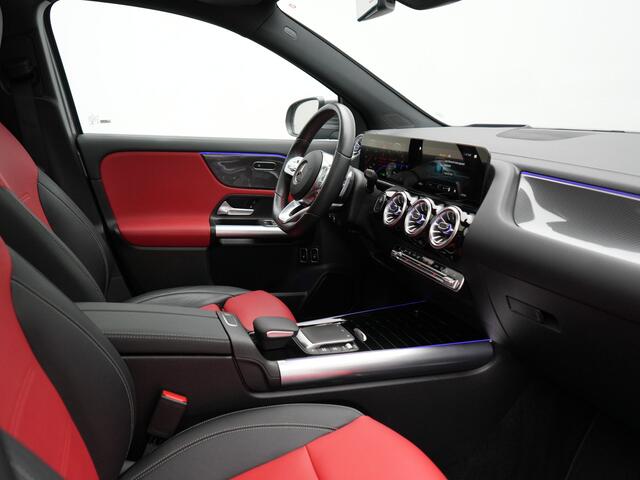 Mercedes-Benz GLA-KLASSE 250 e AMG Line Plug in Hybrid 218pk Dealer O.H | PHEV | Trekhaak af Fabriek | Panodak | Head Up| Adaptive Cruise | Apple Carplay | 360 camera | Sfeeverlichting | Lederen Sportstoelen Verwarmd | Widescreen Display | Navigatie | DAB |