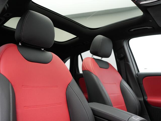 Mercedes-Benz GLA-KLASSE 250 e AMG Line Plug in Hybrid 218pk Dealer O.H | PHEV | Trekhaak af Fabriek | Panodak | Head Up| Adaptive Cruise | Apple Carplay | 360 camera | Sfeeverlichting | Lederen Sportstoelen Verwarmd | Widescreen Display | Navigatie | DAB |