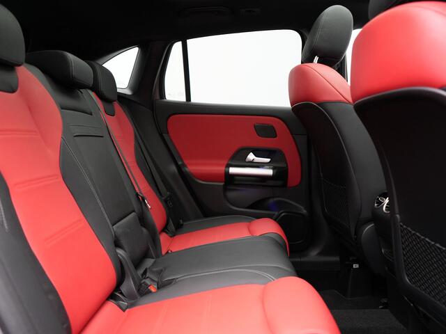 Mercedes-Benz GLA-KLASSE 250 e AMG Line Plug in Hybrid 218pk Dealer O.H | PHEV | Trekhaak af Fabriek | Panodak | Head Up| Adaptive Cruise | Apple Carplay | 360 camera | Sfeeverlichting | Lederen Sportstoelen Verwarmd | Widescreen Display | Navigatie | DAB |