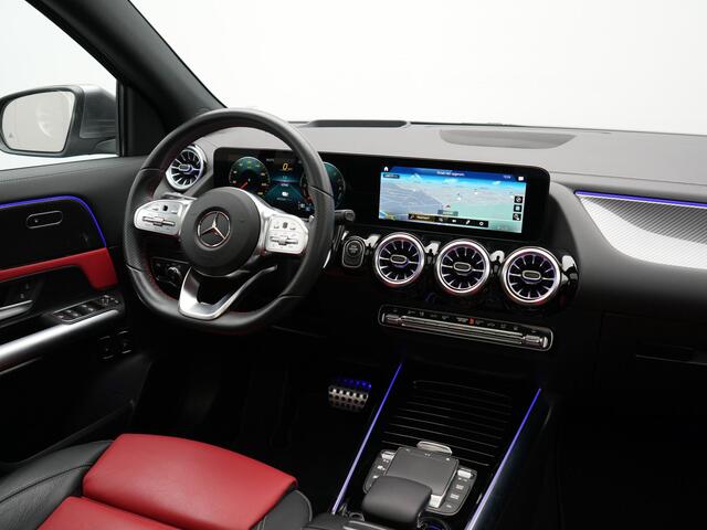 Mercedes-Benz GLA-KLASSE 250 e AMG Line Plug in Hybrid 218pk Dealer O.H | PHEV | Trekhaak af Fabriek | Panodak | Head Up| Adaptive Cruise | Apple Carplay | 360 camera | Sfeeverlichting | Lederen Sportstoelen Verwarmd | Widescreen Display | Navigatie | DAB |