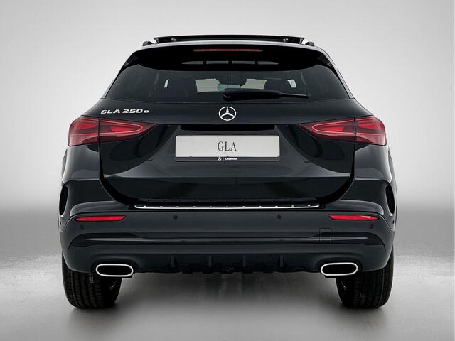 Mercedes-Benz GLA-KLASSE 250 e Business Solution AMG | Panoramaschuifdak | Nightpakket | GUARD 360 ° Vehicle protection Plus | Smartphone Integratie | MULTIBEAM LED | Parkeerpakket met achteruitrijcamera |
