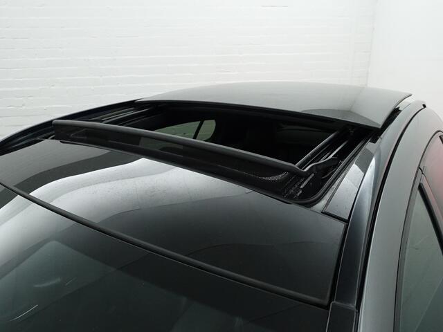 Mercedes-Benz GLA-KLASSE 180 AMG Night Edition Aut- Panoramadak, Sfeerverlichting, Camera, Dynamic Select, Keyless, Xenon Led