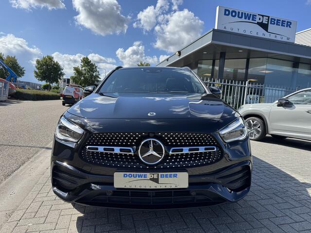 Mercedes-Benz GLA-KLASSE 250 e AMG Line Night Pano-Dak | Trekhaak | Distronic | HUD | 360-Camera