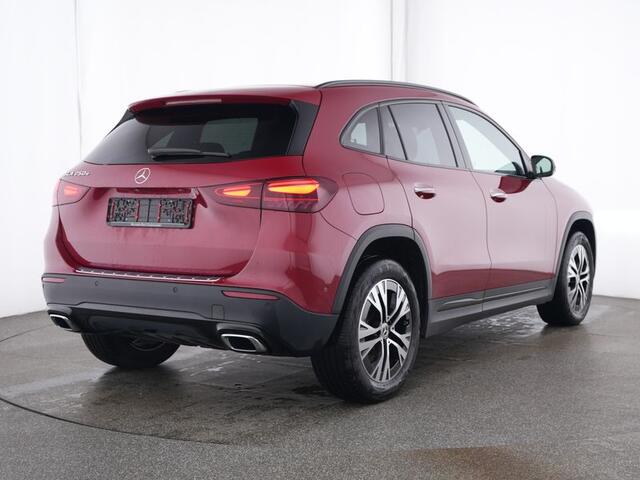 Mercedes-Benz GLA-KLASSE 250 e Plug-In Hybride Trekhaak | Night Pakket | Sfeerverlichting | 11 kW Laden | Stuur en Stoelverwarming. Inclusief 24 maanden MB Certified garantie voor Europa.