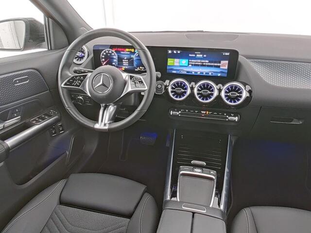 Mercedes-Benz GLA-KLASSE 250 e Plug-In Hybride Trekhaak | Night Pakket | Sfeerverlichting | 11 kW Laden | Stuur en Stoelverwarming. Inclusief 24 maanden MB Certified garantie voor Europa.