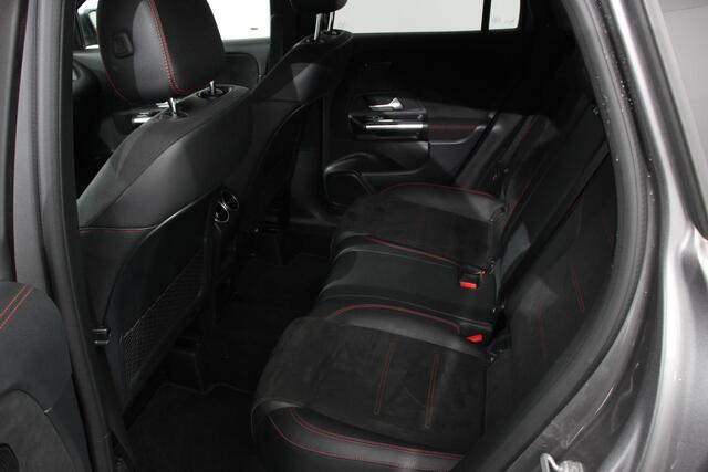 Mercedes-Benz GLA-KLASSE 200 Automaat AMG Line Nieuw model! Mercedes-Benz GLA-klasse 200 AMG Line 8-DCT | Navigatie | Climate Control | Camera | Half leder/alcantara | Led | Electrische achterklep | 19"Lichtmetalen velgen