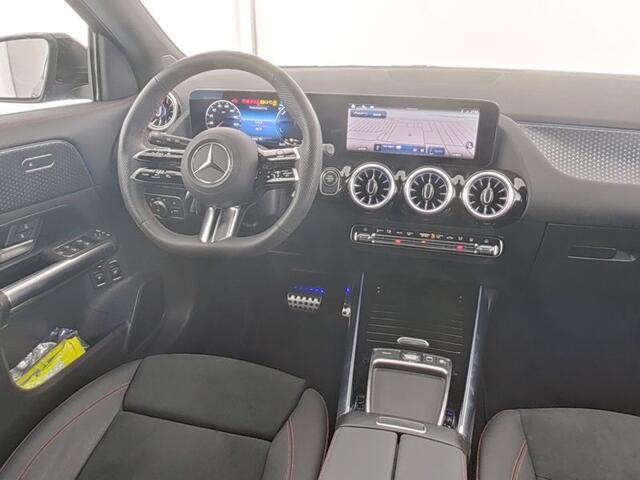 Mercedes-Benz GLA-KLASSE 250 e AMG Plug-In Hybride Edition AMG Line | Night Pakket | Distronic | 360° Camera | AC en DC Laden | MultiBeam Koplampen | Stuur en Stoeverwarming. Inclusief 24 maanden Mercedes-Benz Certified garantie voor Europa.