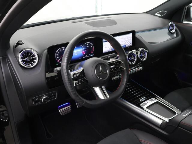 Mercedes-Benz GLA-KLASSE 180 AMG Line | Panoramadak | Burmester |Stoelverwarming | Widescreen | 19" lichtmetalen velgen |