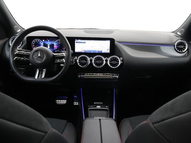 Mercedes-Benz GLA-KLASSE 180 AMG Line | Panoramadak | Burmester |Stoelverwarming | Widescreen | 19" lichtmetalen velgen |