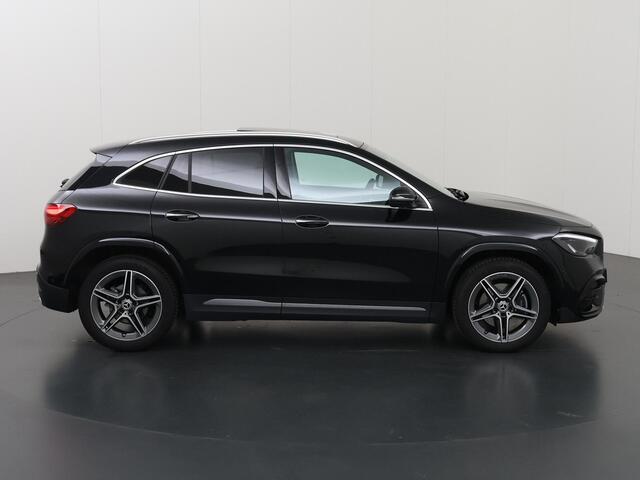 Mercedes-Benz GLA-KLASSE 180 AMG Line | Panoramadak | Burmester |Stoelverwarming | Widescreen | 19" lichtmetalen velgen |