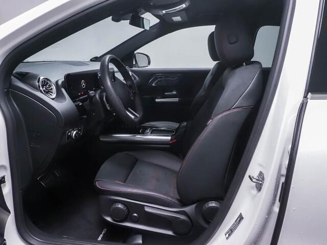 Mercedes-Benz GLA-KLASSE 250 e AMG Plug-In Hybride AMG Line | MultiBeam Koplampen | Dodehoekassist | 11 kW LAden | Stuur en Stoelverwarming. Inclusief 24 maanden Mercedes-Benz Certified garantie voor Europa.