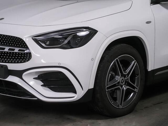 Mercedes-Benz GLA-KLASSE 250 e AMG Plug-In Hybride AMG Line | MultiBeam Koplampen | Dodehoekassist | 11 kW LAden | Stuur en Stoelverwarming. Inclusief 24 maanden Mercedes-Benz Certified garantie voor Europa.