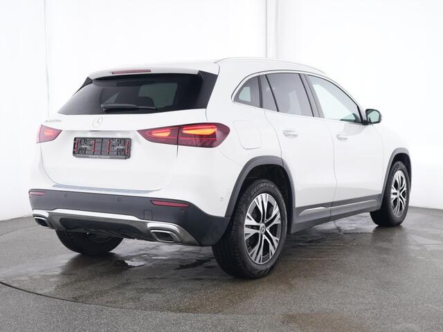 Mercedes-Benz GLA-KLASSE 250 e Plug-In Hybride Panorama Schuif-Kanteldak | Dodehoekassist | Memory Voorstoelen | Sfeerverlichting | 11 kW Laden | Stuur en Stoelverwarming. Inclusief 24 maanden MB Certified garantie voor Europa.