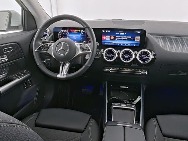 Mercedes-Benz GLA-KLASSE 250 e Plug-In Hybride Panorama Schuif-Kanteldak | Dodehoekassist | Memory Voorstoelen | Sfeerverlichting | 11 kW Laden | Stuur en Stoelverwarming. Inclusief 24 maanden MB Certified garantie voor Europa.