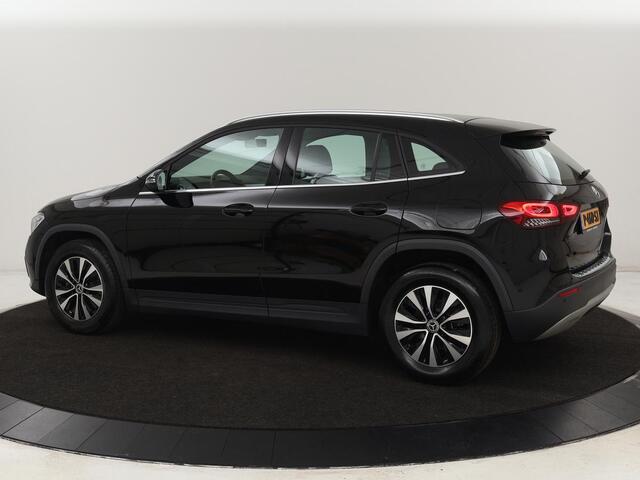 Mercedes-Benz GLA-KLASSE 180 Business Solution | Trekhaak | Stoelverwarming | Camera | Full LED | Half leder | Park Assist | Navigatie