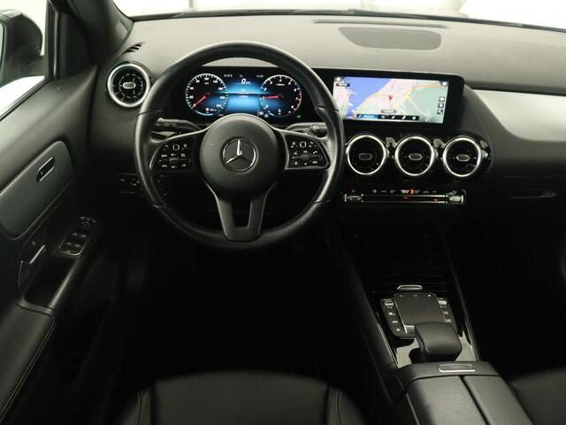 Mercedes-Benz GLA-KLASSE 180 Business Solution | Trekhaak | Stoelverwarming | Camera | Full LED | Half leder | Park Assist | Navigatie