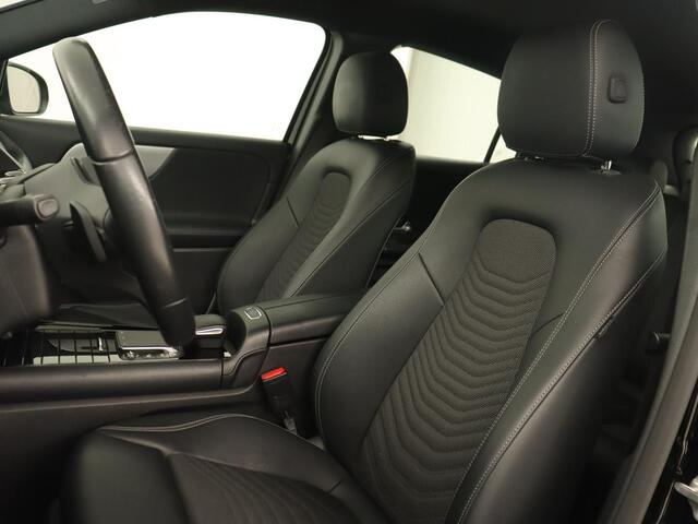 Mercedes-Benz GLA-KLASSE 180 Business Solution | Trekhaak | Stoelverwarming | Camera | Full LED | Half leder | Park Assist | Navigatie