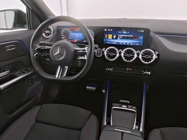 Mercedes-Benz GLA-KLASSE 250 e AMG Plug-In Hybride Trekhaak | AMG Line Advanced Plus | Night Pakket | Dodehoek Assist | 11kW Laden | Stuur en Stoelverwarming. Inclusief 24 maanden MB Certified garantie voor Europa.