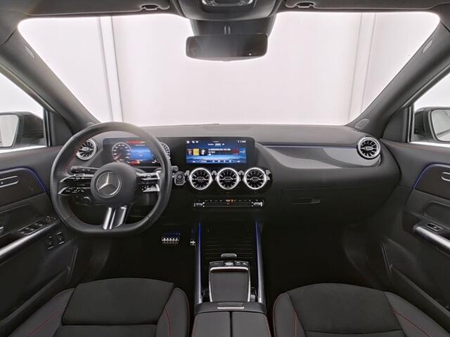 Mercedes-Benz GLA-KLASSE 250 e AMG Plug-In Hybride Trekhaak | AMG Line Advanced Plus | Night Pakket | Dodehoek Assist | 11kW Laden | Stuur en Stoelverwarming. Inclusief 24 maanden MB Certified garantie voor Europa.