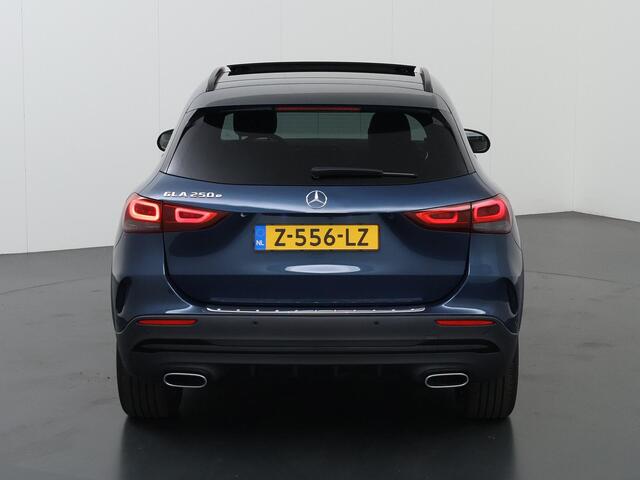 Mercedes-Benz GLA-KLASSE 250 e AMG Line | Night | Panoramadak | Sfeerverlichting | Parkeercamera | Apple carplay |