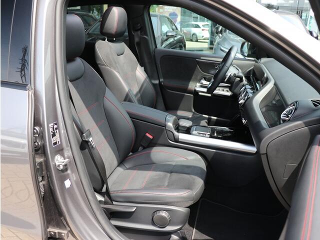 Mercedes-Benz GLA-KLASSE 180 AMG Line I Panoramadak I Trekhaak I Leder I Widescreen