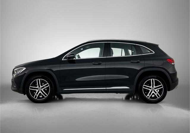 Mercedes-Benz GLA-KLASSE 200 Automaat Luxury Line | Trekhaak | Parkeer Pakket | Stoelverwarming | Spiegel pakket | High-performance led-koplampen | Inclusief 24 maanden Mercedes-Benz Certified garantie voor Europa.