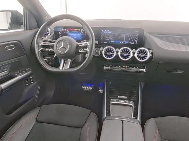 Mercedes-Benz GLA-KLASSE 250 e AMG Plug-In Hybride Trekhaak | AMG Line | Night Pakket | Dodehoek Assist | 11 kW Laden | Stuur en Stoelverwarming. Inclusief 24 maanden MB Certified garantie voor Europa.