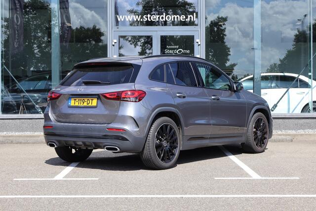 Mercedes-Benz GLA-KLASSE 180 AMG Line l Automaat I Achteruitrij camera l Tempomaat l Stoelverwarming l Sfeerverlichting l MBUX l Widescreen l Keyless Go l Night pakket l Spiegel pakket l l Camera l Carbon inleg l Draadloos opladen telefoon l LED High Performance koplampen l THERM