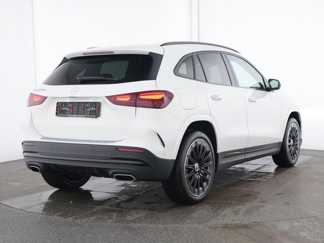 Mercedes-Benz GLA-KLASSE 250 e AMG Plug-In Hybride AMG Line | Night Pakket | Trekhaak | Panorama Schuif Kanteldak | 20 Inch AMG Velgen | Dodehoek Assist | Stuur en Stoelverwarming. Inclusief 24 maanden MB Certified garantie voor Europa.