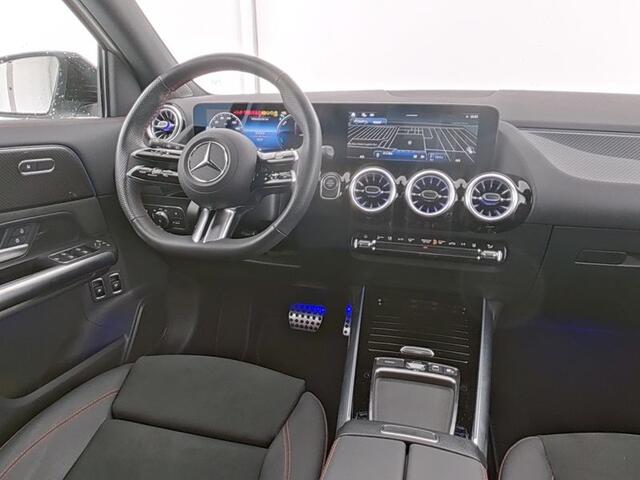 Mercedes-Benz GLA-KLASSE 250 e AMG Plug-In Hybride AMG Line | Night Pakket | Trekhaak | Panorama Schuif Kanteldak | 20 Inch AMG Velgen | Dodehoek Assist | Stuur en Stoelverwarming. Inclusief 24 maanden MB Certified garantie voor Europa.