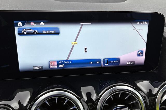 Mercedes-Benz GLA-KLASSE 180 AMG Line Pano, Trekhaak, Sfeerverlichting