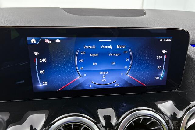 Mercedes-Benz GLA-KLASSE 180 AMG Line Pano, Trekhaak, Sfeerverlichting