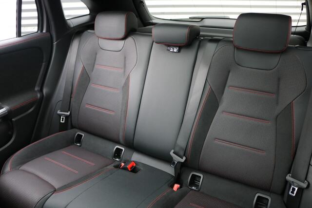 Mercedes-Benz GLA-KLASSE 250 4MATIC AMG Line Edition (Panoramdak Sportleder/Memory Burmester M-Bux Camera Multibeam Trekhaak 20InchAMG Pdc V+A PrivacyGlass)