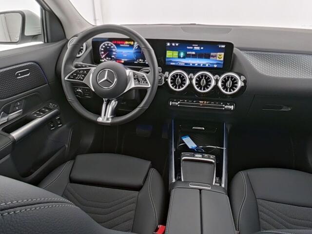 Mercedes-Benz GLA-KLASSE 250 e Plug-In Hybride Trekhaak | Sfeerverlichting | Achteruitrijcamera | Keyless-Go | Ledkoplampen | Stuur en Stoelverwarming. Inclusief 24 maanden MB Certified garantie voor Europa.